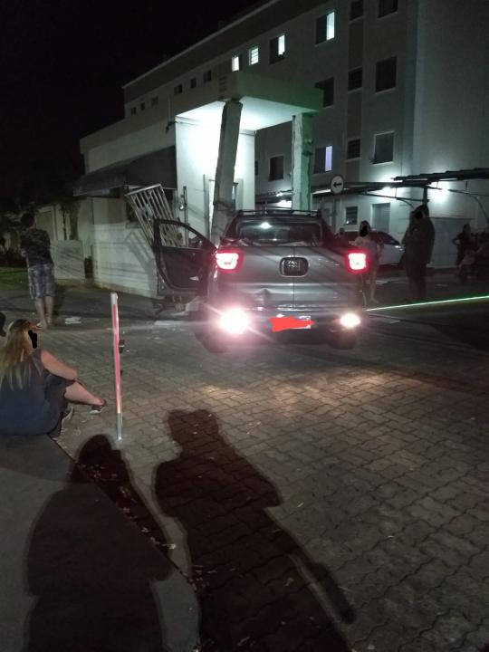 Foto 3 de 4 — Motorista de Fiat Toro atinge guarita de condomínio na Maurício Galli